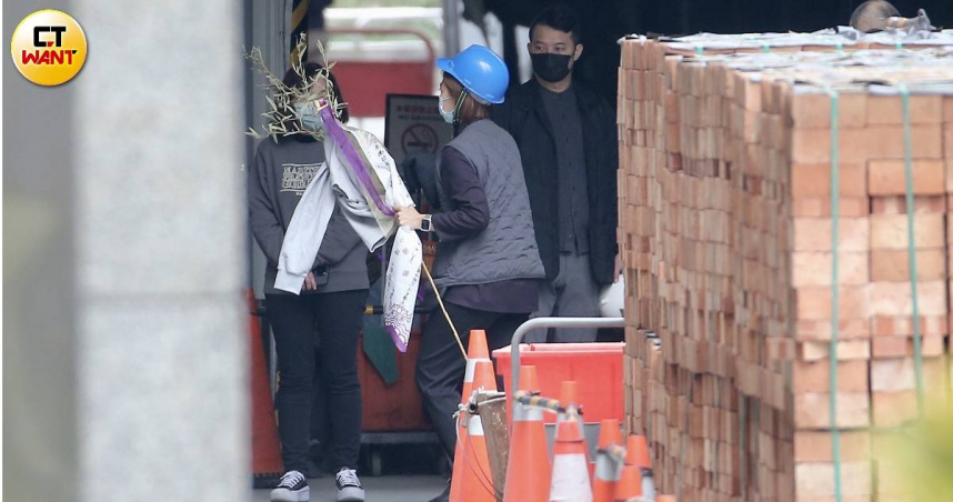 陳男昨日相驗結束,家屬接近中午抵事發地進行招魂。(圖/黃耀徵攝)