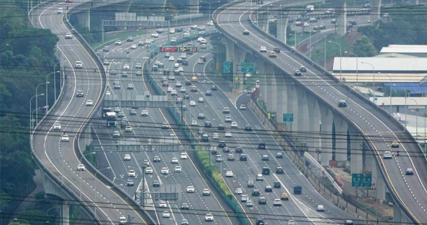 交通違規危險駕駛中的嚴重超速標準已於2023年由超過最高時速60公里下修至40公里。（示意圖／報系資料照）