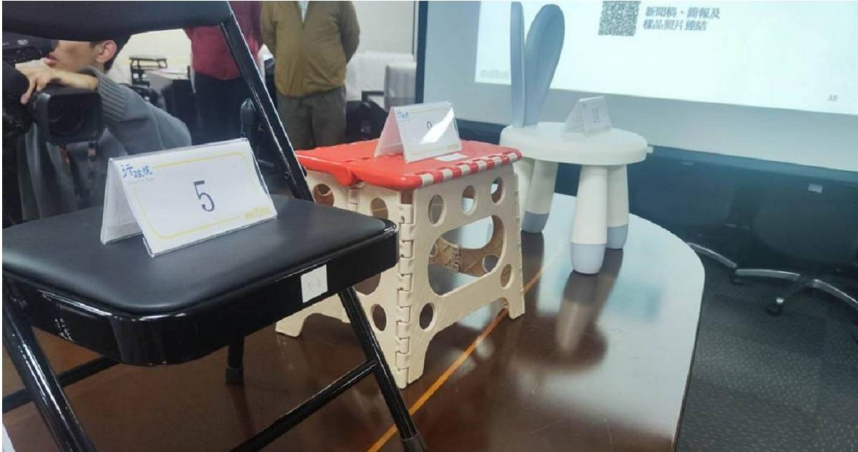 許多家長會購置兒童椅供幼兒乘坐或外出使用，但據行政院消費者保護處調查市售產品15件，其中竟有3件品質不符合規定。（圖／中國時報林良齊攝）