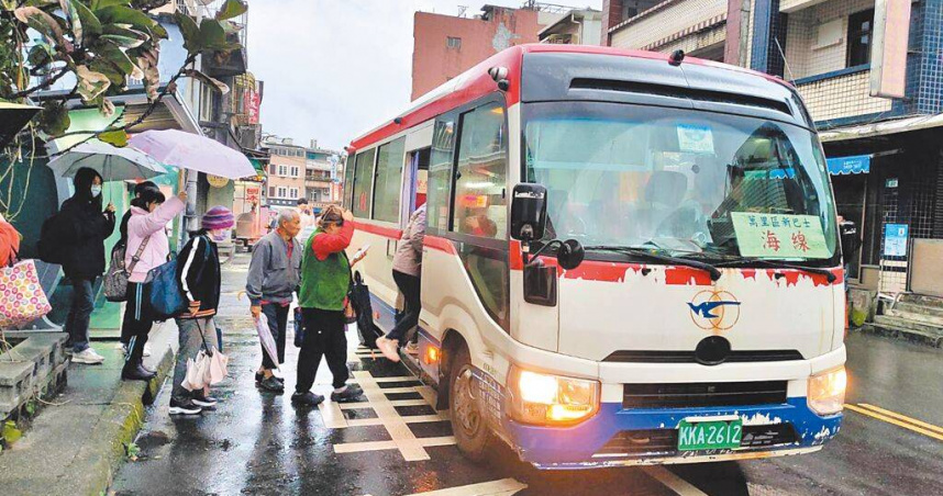 萬里居民搭乘社區巴士。（圖／萬里區公所提供／張鎧乙新北傳真）