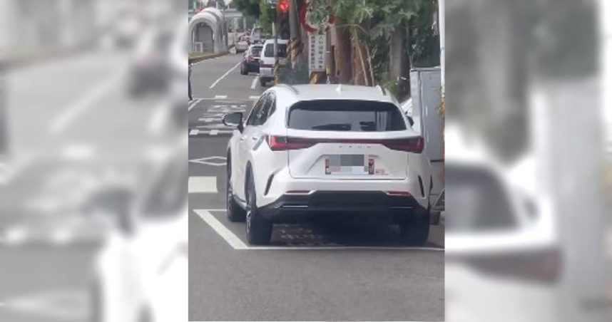 白色休旅車大剌剌停在路旁待轉區，警方表示該行為已違法，可對其處600元以上、1200元以下罰鍰。（圖／擷取自「爆料公社」粉絲專頁）