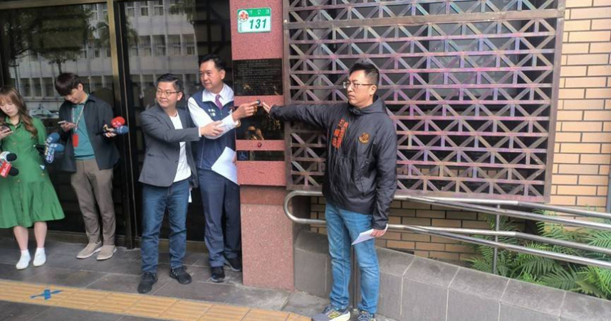 新北市議員王威元（右起）、林國春、黃心華赴台北地檢署控告立委沈伯洋涉犯《政治獻金法》等刑事問題。（圖／翻攝自林國春新聞群組）