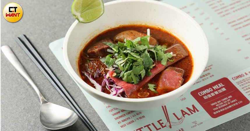 「順化香辣牛肉麵」雖有加入自製朝天椒辣椒醬，但辣度屬於小辣略帶甘甜鮮香，蝦醬風味鮮明。（480元，圖／林士傑攝）