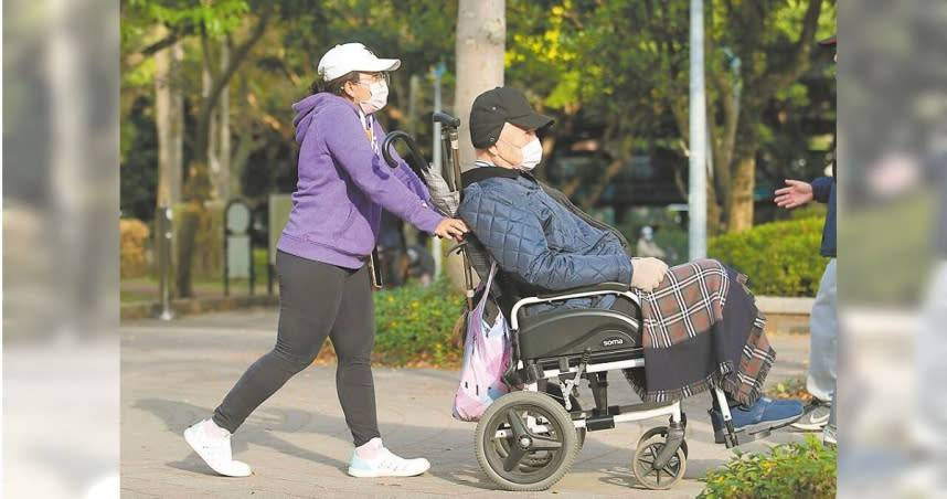 護師工會批評政府開放「中階護佐」無助於改善護理環境，反而加重臨床負擔。（示意圖／報系資料庫）