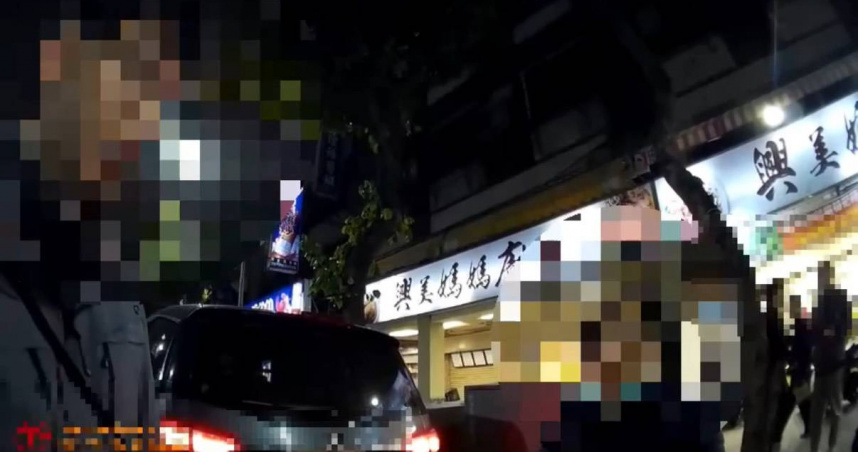 計程車司機違停擋路遭錄下，與民眾爆發口角竟亮刀恐嚇遭法辦。（圖/翻攝畫面）