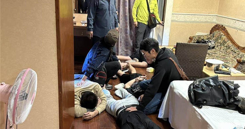 越籍移工持武士刀鎮暴槍綁架同鄉。（ 圖／翻攝畫面）