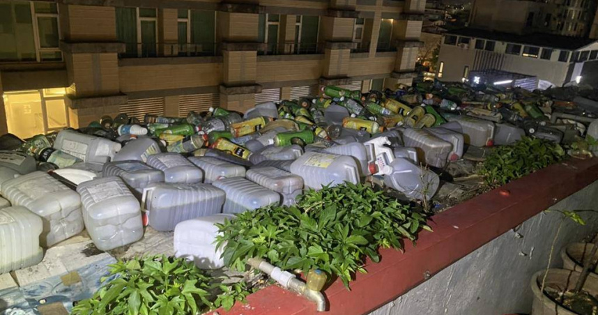 宜蘭縣某家溫泉旅店頂樓因堆滿寶特瓶遭民眾檢舉，環保局稽查後，因無惡臭與孳生蚊蠅，並未開罰。（圖／宜蘭縣環保局）