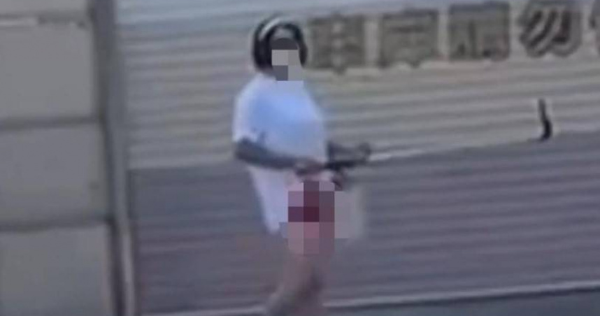 台中街頭驚見「露鳥俠」出沒，霧峰警分局調監視器已鎖定其身分，後續將通知到案釐清。（圖／翻攝畫面）