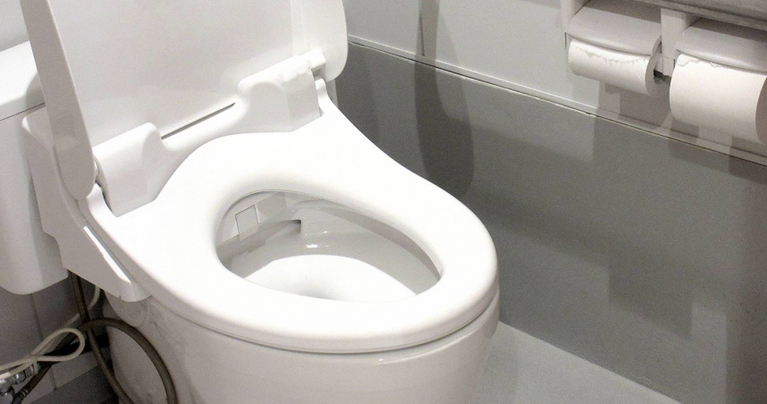 一名女網友抱怨，男友站著小便又不掀馬桶坐墊，常常噴得到處都是，讓她相當困擾。（示意圖／翻攝自photoAC）