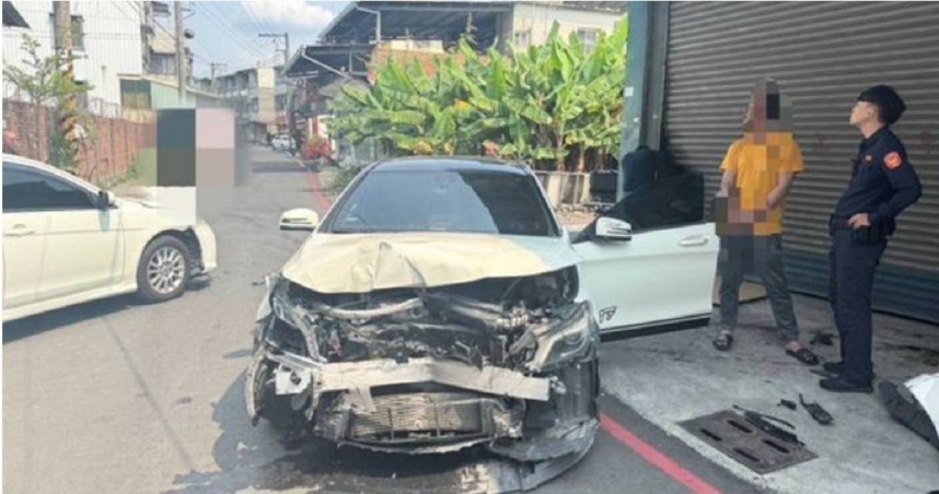 高雄郭男因不滿前任搭新歡車，駕駛賓士對其猛撞。（圖／翻攝畫面）