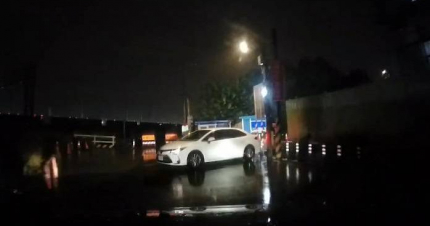 于姓男子吸毒後還開車上路，遇員警盤查竟衝撞警車逃逸，6日下午在新竹落網。（圖／翻攝畫面）