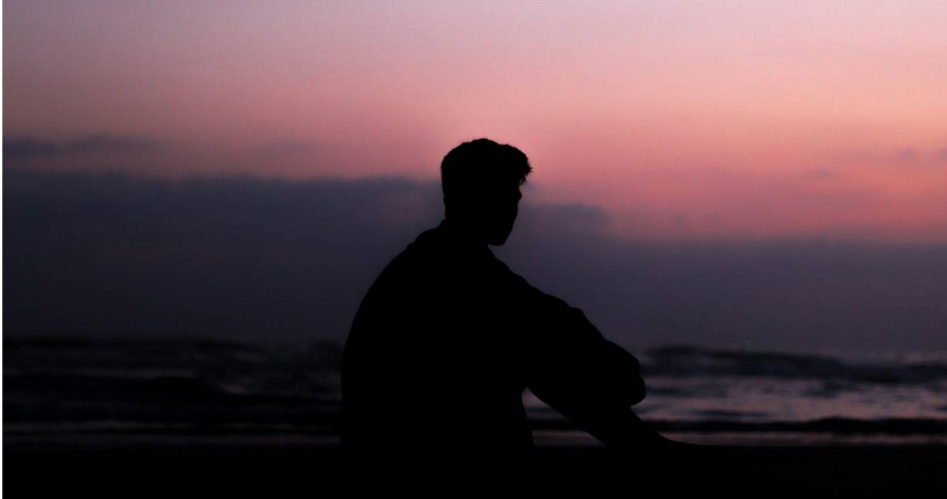 女子親手溺死女兒，兒子時隔多年後仍難以釋懷。（示意圖／Unsplash）