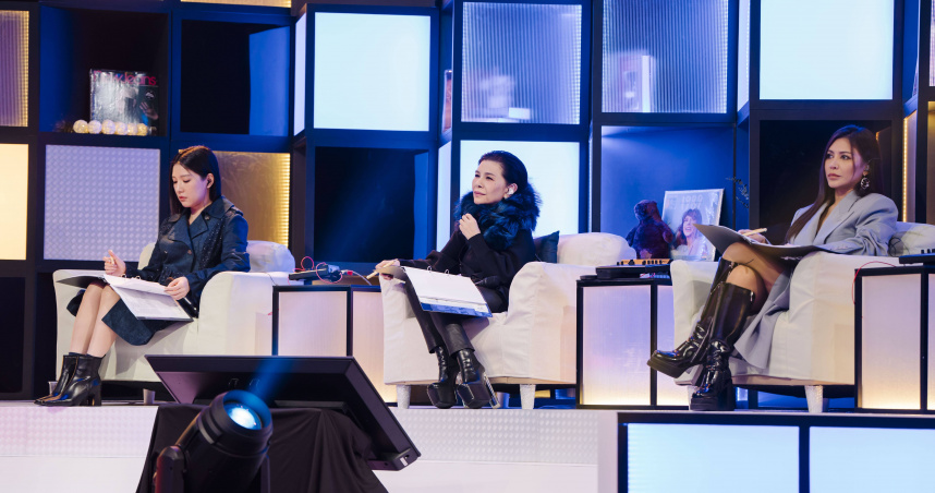 《大學聲Young Voice》首集邀請張清芳（中）擔任評審，左為Sandra右為艾怡良。（圖／踢帕娛樂提供）