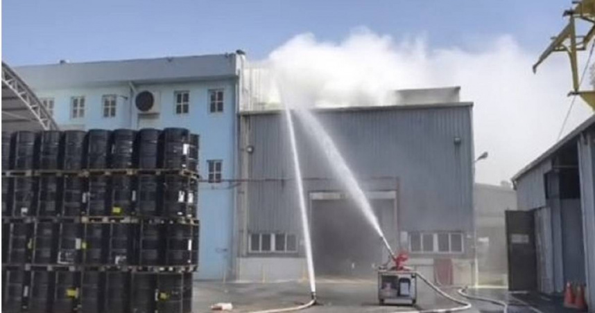 桃園化工廠驚爆丙烯酸外洩，濃煙狂竄2樓以上急疏散。（圖／翻攝畫面）