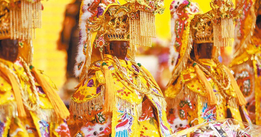 農曆3月23日也是媽祖聖誕,苗栗頭份永貞宮每年在生日前夕都會為媽祖更換新聖袍,今年特別選用象徵尊貴與神聖的黃色客家花布,祈願媽祖庇佑信眾平安健康並順利開啟遶境活動。(圖/中國時報呂麗甄攝)