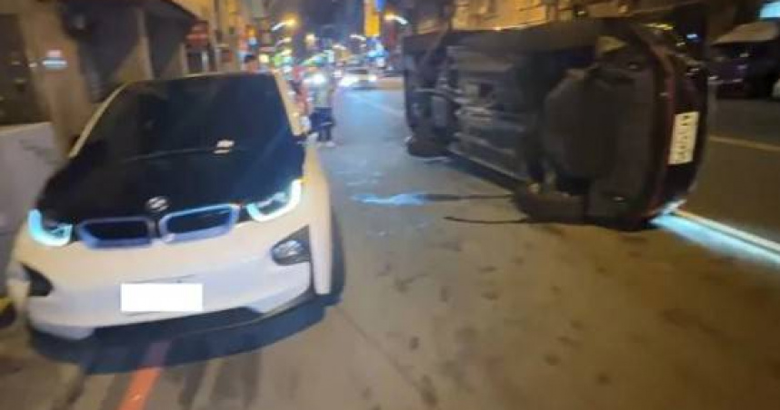 休旅車撞上停放的雙B電動車後，側翻壓倒駛來的機車，所幸騎士母子跳開才未受波及。 （圖／翻攝畫面）