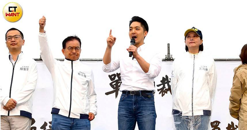 台北市長蔣萬安於「反綠共、戰獨裁」集會發表演說，呼籲民眾面對執政黨政治打壓，要堅定抗爭到底。（圖／方萬民攝）