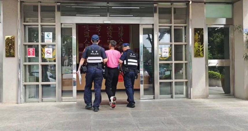 林姓男子今（11）日上午前往金城某超商購買礦泉水，持人民幣欲付款時遭店員拒絕，當場情緒失控，並持預藏之鐮刀揮舞並敲擊大門玻璃。（圖／警方提供）