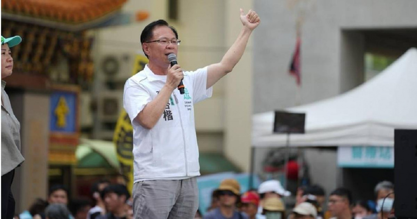 台灣民眾黨籍立委張啓楷爆料台灣昨晚火力發電已占供電來源96％。（圖／中國時報記者寶智華攝）