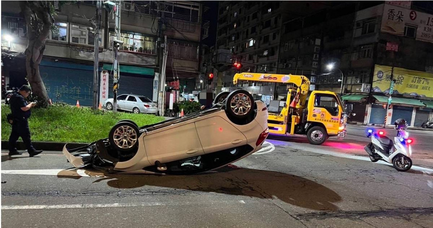 三重男右轉自撞翻隔島翻車，疑不熟悉路況釀禍。（圖/翻攝畫面）