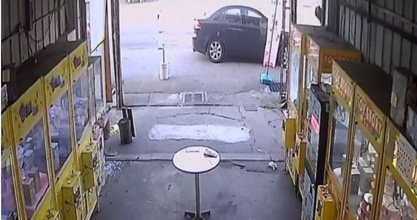 楊男駕車停在娃娃機店門口後，竟持空氣槍朝店裡掃射8槍，造成2部機台玻璃碎裂。（圖／翻攝畫面）