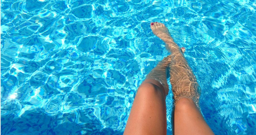 2名女子跳到泳池裸泳，發現岸邊有一名陌生男。（示意圖／Pexels）