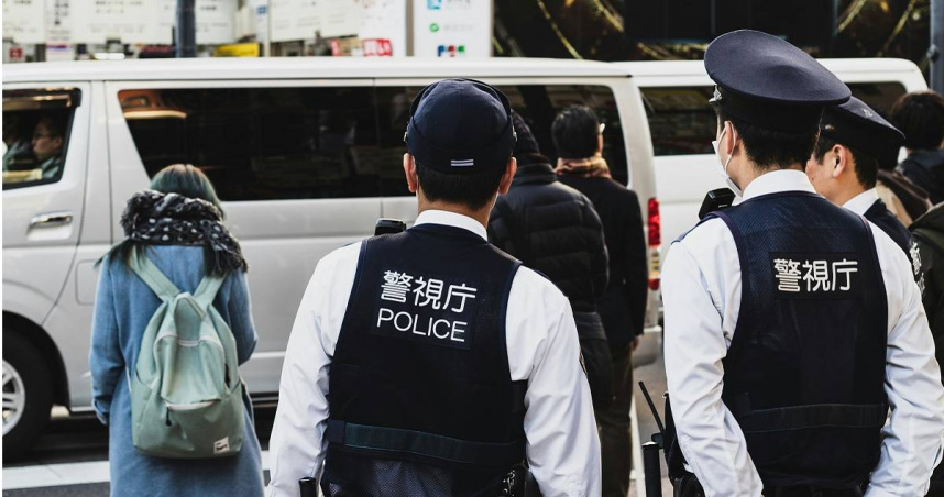 日本近期出現假冒警察騙財騙色的新型詐騙手法，日本警方呼籲民眾提高警覺。（示意圖／unsplash）