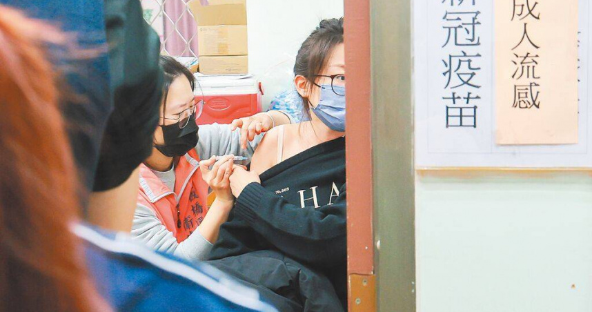 新冠疫情狂飆，到藥局領藥的民眾大增，且出現買不到快篩的現象。示意圖為民眾施打新冠疫苗。（圖／報系資料照）