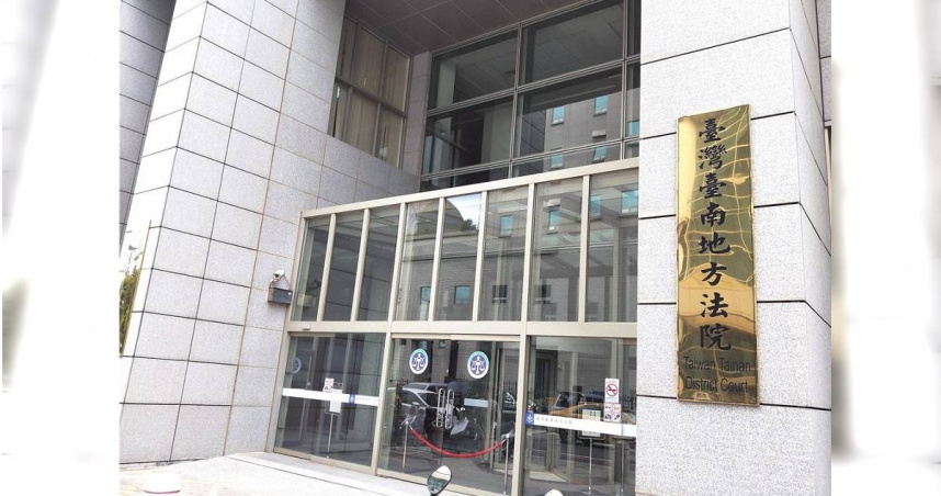 台南市張姓男子透過IG及LINE認識1名女子，對方向他借款4萬元，並配合手持身分證拍攝裸照作為抵押，但女方傳送裸照後，因張男遲未匯款，經報警提告詐欺起訴，但被台南地方法院判處無罪。（本報資料照片）