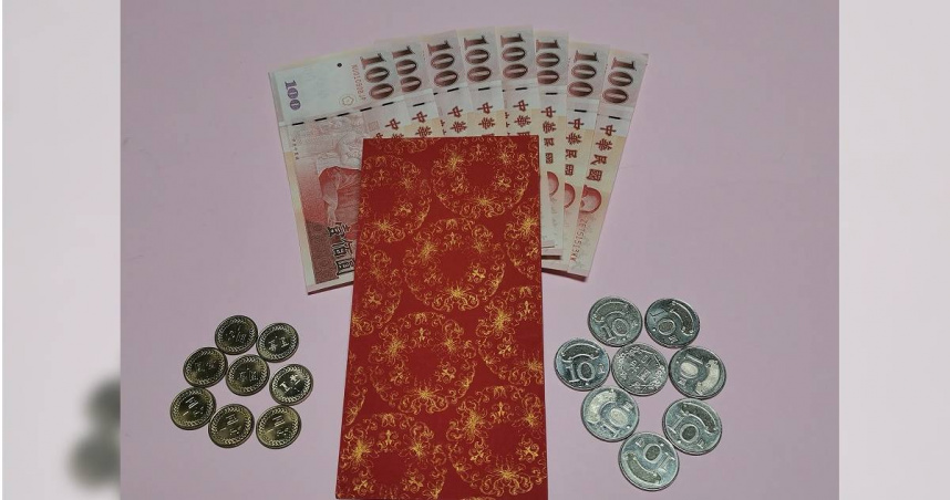 「手尾錢」會放進紅包袋內，裝的金錢不限，一般家屬會想要討個吉祥數字，他們會包88元、168元、268元、666元、888元、2000元、6000元、8000元金額不等。（圖／楊登嵙提供）