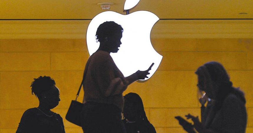 川普頻頻對蘋果開炮，揚言iPhone如不在美國製造，需要政府支付25％關稅，而蘋果之外的品牌手機也將會面對同等的關稅。（圖／達志／路透社）