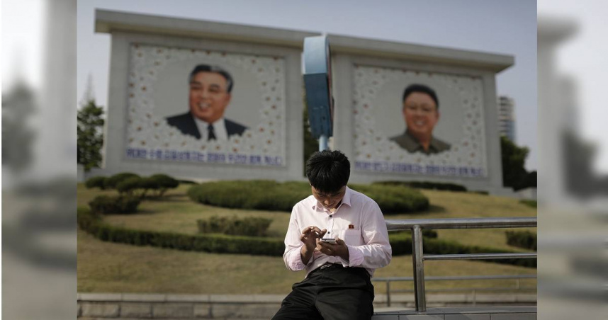 英國媒體《BBC》揭露，北韓政府透過國內製造的智慧型手機，作為控制人民語言與資訊流通的手段。（圖／達志／美聯社）