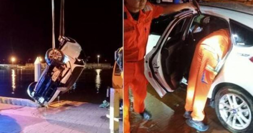 苗栗龍鳳漁港驚見轎車墜海，疑駕駛未打P檔滑落斜坡所致，後續警消及海巡已完成打撈。（圖／翻攝畫面）