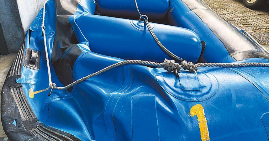 宜蘭縣三星鄉安農溪8日發生泛舟溺水死亡意外，1艘載有9人的橡皮艇疑似遭溪中竹子戳破船身，導致船體進水失衡後瞬間翻覆，造成59歲陳姓女性乘客溺水死亡。（圖／民眾提供／中國時報吳佩蓉宜蘭傳真）