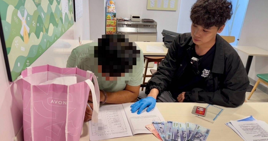 受害人落入投資詐騙損失千萬,警方埋伏面交逮到2詐團成員。(圖/翻攝畫面)
