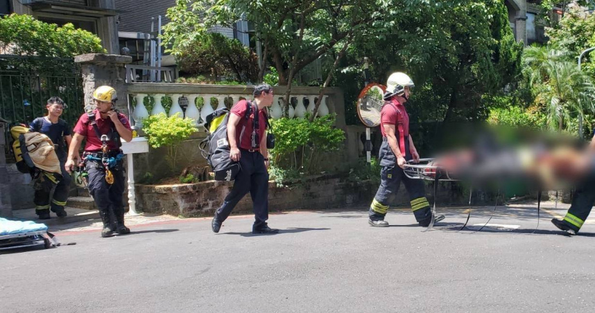 台北市內湖區成功路四段294巷18日中午，1名50歲的捕蜂工人突然失去生命跡象，消防獲報後，旋即將其送往三軍總醫院。（圖／翻攝畫面）