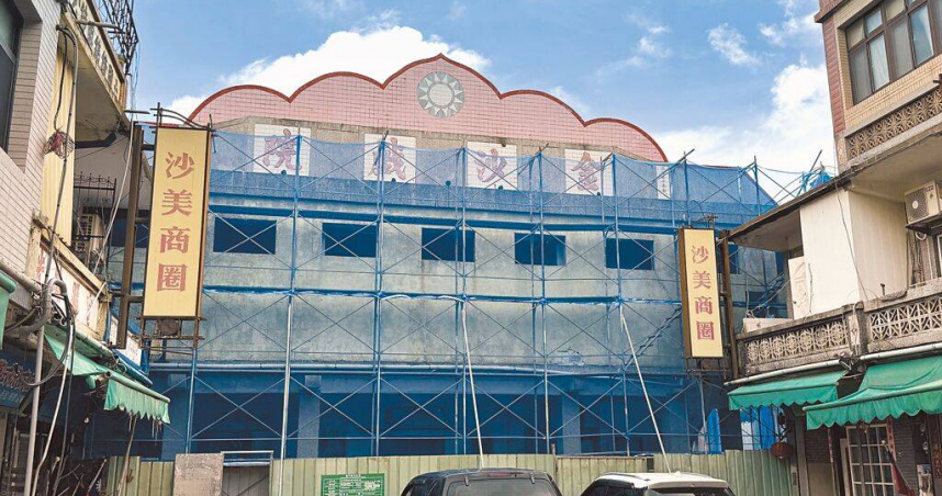 曾在軍管時期為無數於前線服役的阿兵哥們留下美好回憶的「金沙戲院」已荒廢逾30年。金門縣文化局為重現地區民眾與戲院的共同記憶，已於6月正式啟動修復，致力將其打造為「金門大三巴」，以帶動觀光發展。（圖／中國時報于家麒攝）