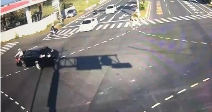 酒駕撞人還想落跑，機警司機神操作送警局。（ 圖／翻攝畫面）