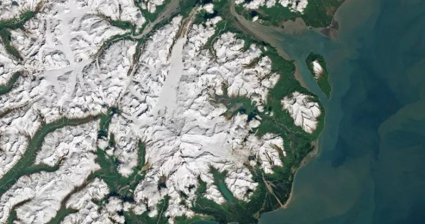 阿拉斯加伊利亞姆納火山被捕捉到「準備爆發」的景象。（圖／翻攝NASA地球觀測站）