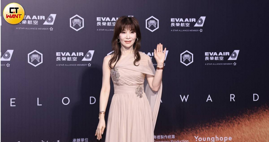 蔡秋鳳二度入圍金曲台語歌后，特別穿著一身粉色禮服走上紅毯。（圖／本刊攝影組）