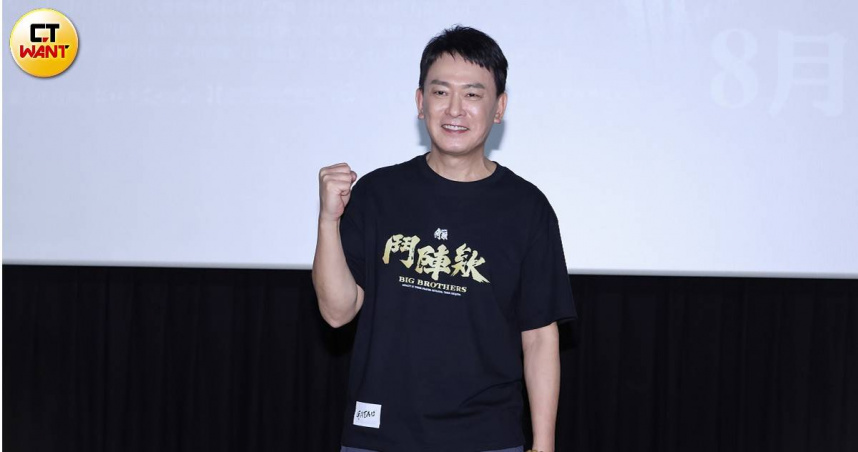 王識賢拍《角頭－鬥陣欸》港口槍戰時腳拉傷。（圖／楊澍攝）