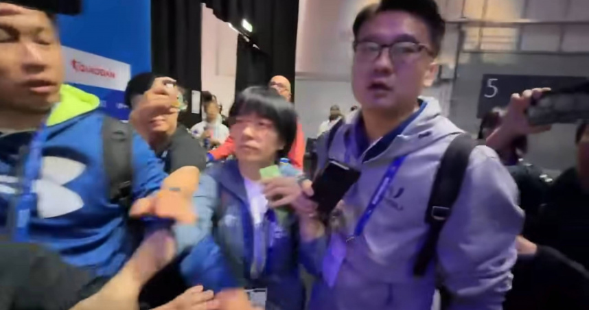 我國代表團於世大運跆拳男團奪銀牌，卻遭大陸人士搶奪政府賀電。（圖／截自鄭世忠臉書）