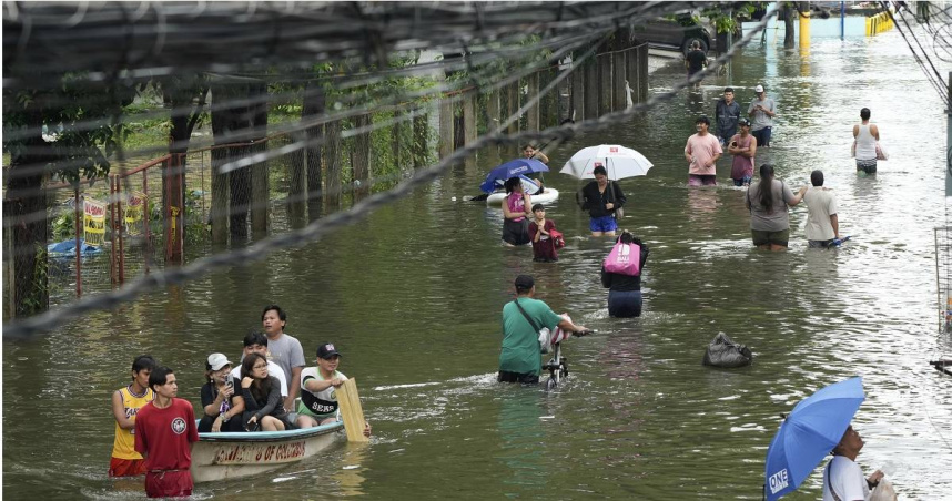 菲律賓因多個颱風夾擊，帶來豪雨造成嚴重洪災。（圖／達志／美聯社）