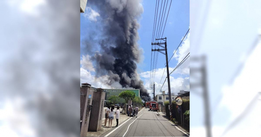 桃園市平鎮區興隆路上1處資源回收場1日12時許，因不明原因起火，大量濃煙、火光竄出，現場物品已全面燃燒，大量消防人員湧入幸無人受傷、受困，消防人員目前持續搶救中。（圖／翻攝照片）