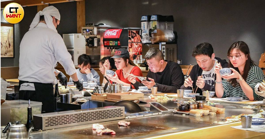 外食族愈來愈多，餐廳的衛生環境、人員訓練便更顯重要，若是其中一個環節出錯就可能發生食物中毒。（圖／侯世駿攝）