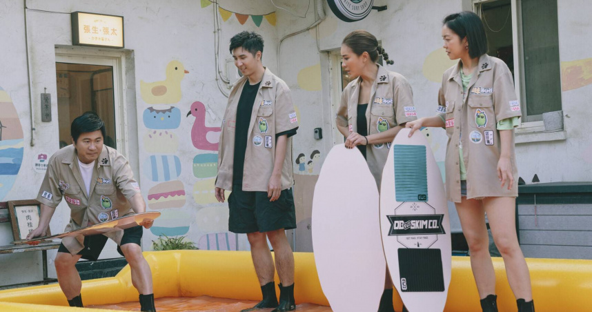 胡瓜（左）小心翼翼進行沙板訓練。（圖／客台提供）