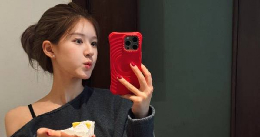 趙露思直播推薦茶包。（圖／微博）