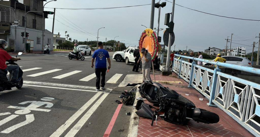 2025年8月8日苗栗縣／苗栗縣公館鄉119甲線（沿山道）東西橋路段，8日下午3點30分左右，一輛白色休旅車疑似逃避警方追捕，闖紅燈攔腰撞上直行機車，導致41歲劉姓騎士重傷，經緊急送醫搶救，目前仍在加護病房觀察。（圖／翻攝畫面）