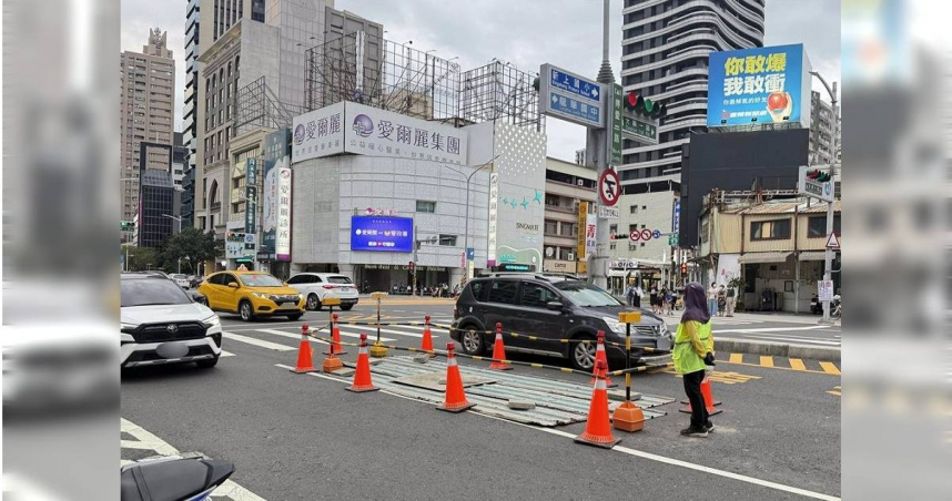 高雄市鼓山區大順一路與博愛二路口17日下午突然道路下陷出現大坑洞。（圖／中國時報記者紀爰攝）