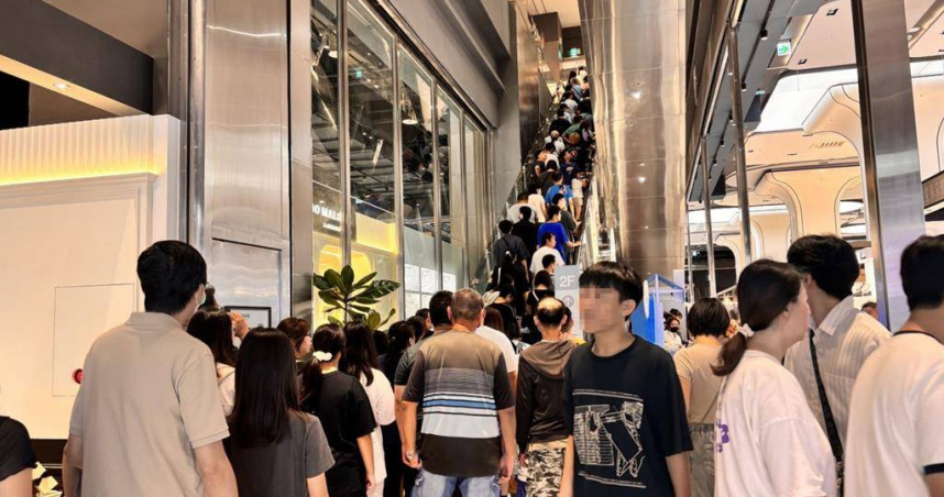 新光三越小北門店30日傍晚突然全棟停水，多家餐飲店無法正常供餐，廁所也無法沖水傳出屎尿味。（圖／讀者提供）